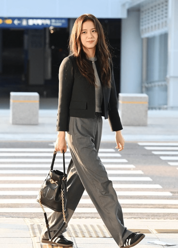 Jisoos_Airport-Fit_with_Black_Classic_Samba