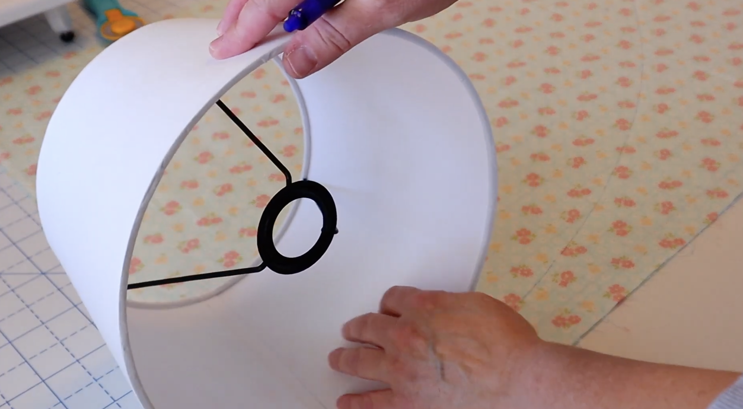 Step_2_Trace_the_Bottom_Edge_of_the_Lampshade