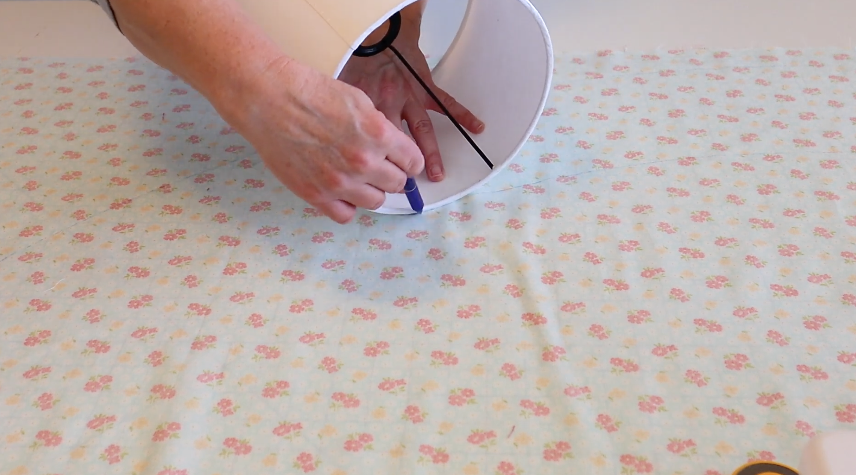 Step_3_Trace_the_Top_Edge_of_the_Lampshade
