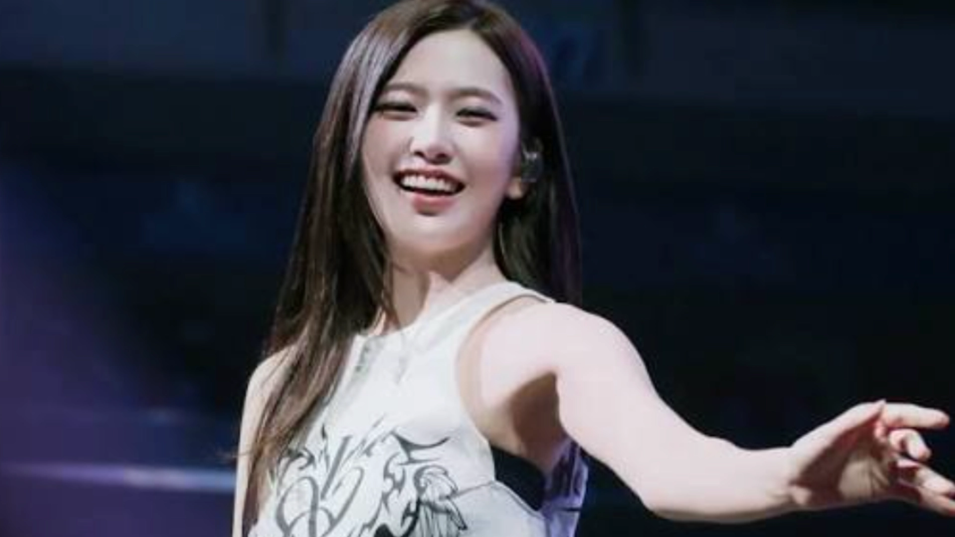 An Yujin wearing a white dress radiates happiness and warmth
